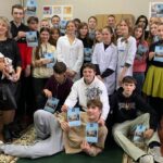 Майбутні медичні працівники навчають учнів першій медичній допомозі